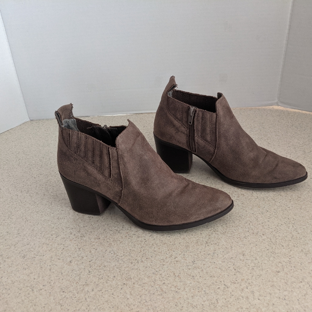 Candies size 9 zip up closed toed 3in heaedl boots